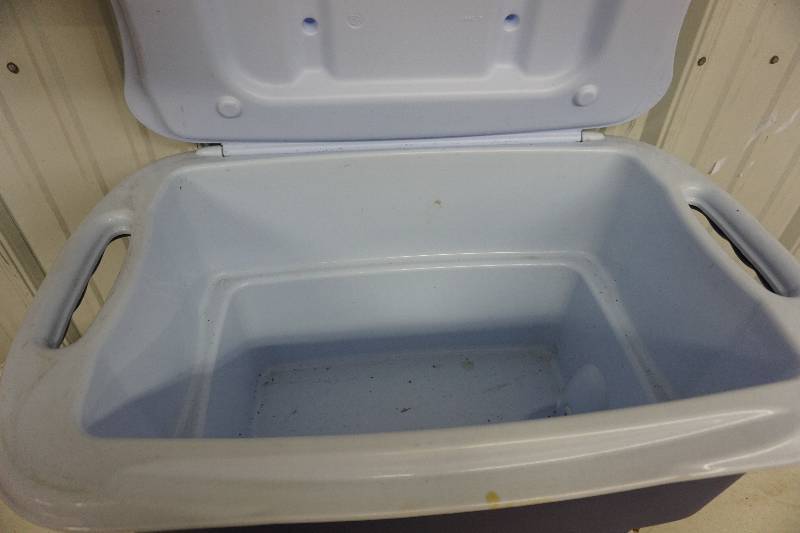 lot 108 image: Rubbermaid Brand Combination Storage ToteCooler