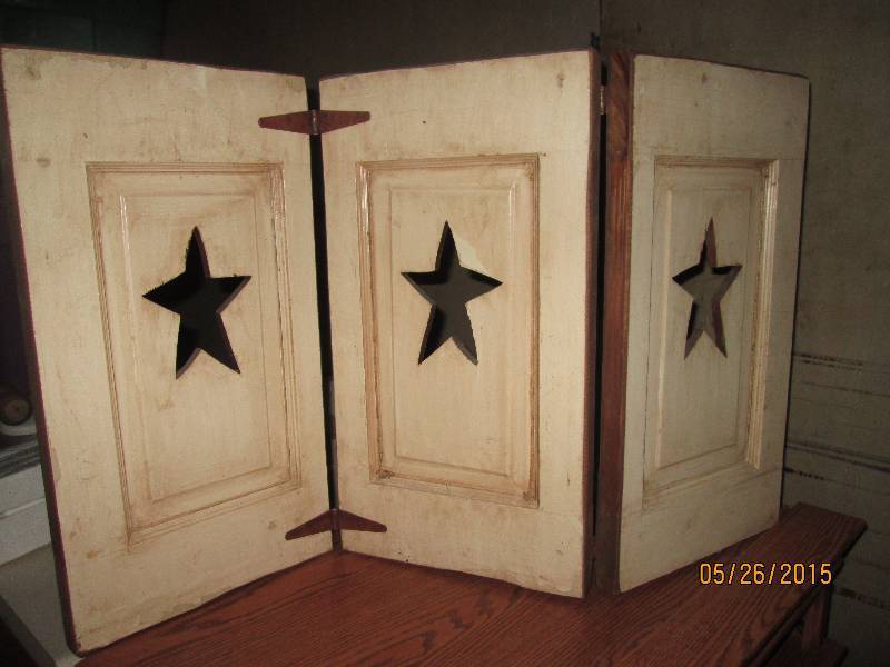 lot 4 image: Country stars tri-fold decoration m...