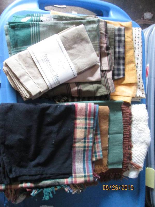 lot 14 image: Nice lot of new table clothes, runn...