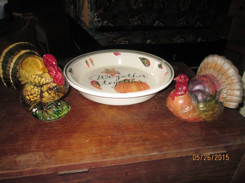 lot 22 image: Porcelain Thanksgiving pie pan and ...