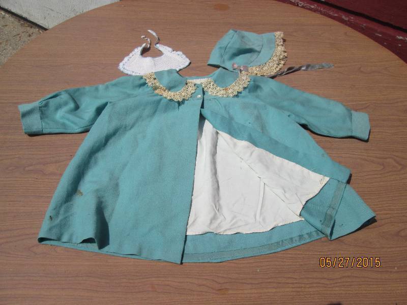 lot 31 image: Vintage baby jacket, bib, and bonne...