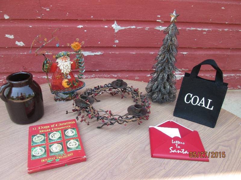 lot 41 image: Miscellaneous Christmas decorative ...