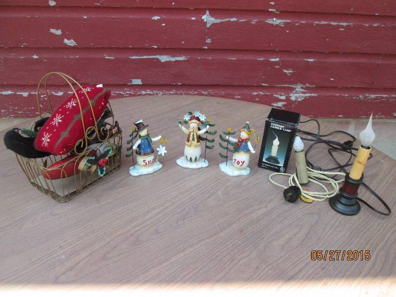 lot 43 image: Small grouping of Christmas items. ...