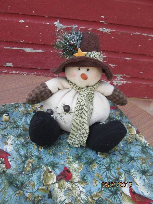 lot 46 image: Vintage look plush snowman...