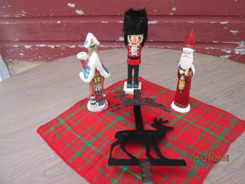lot 48 image: Small lot of Christmas table top or...