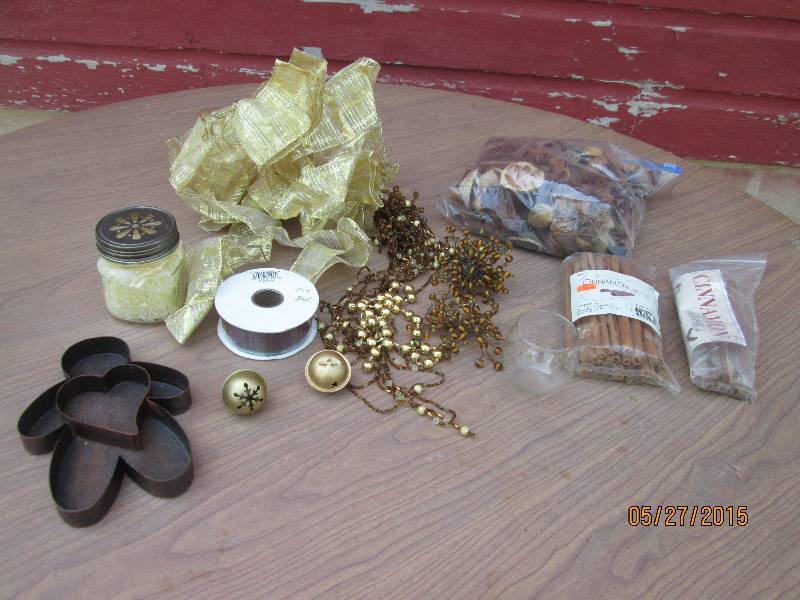 lot 49 image: Small lot of miscellaneous bows and...