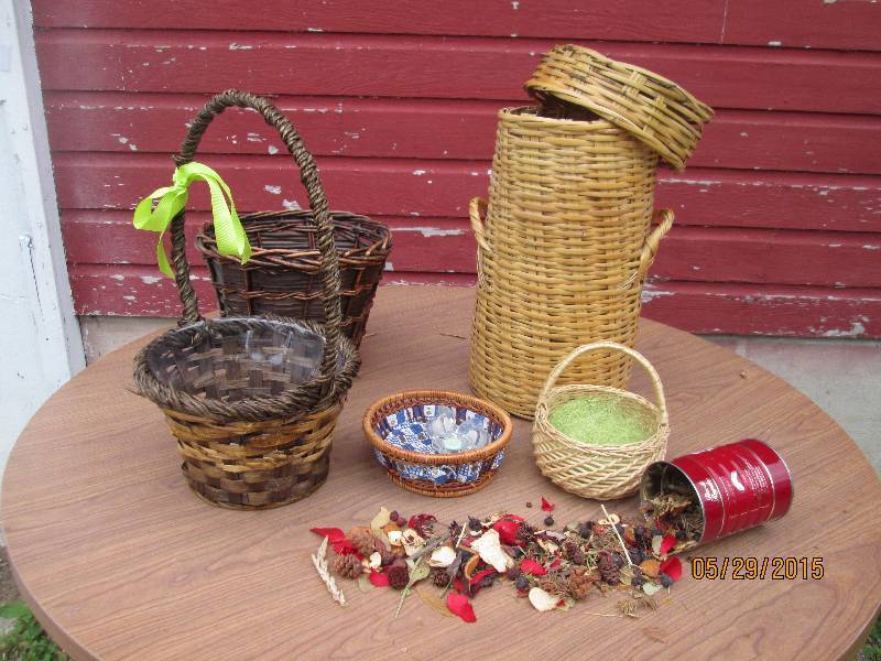 lot 50 image: Nice lot of various sized baskets w...