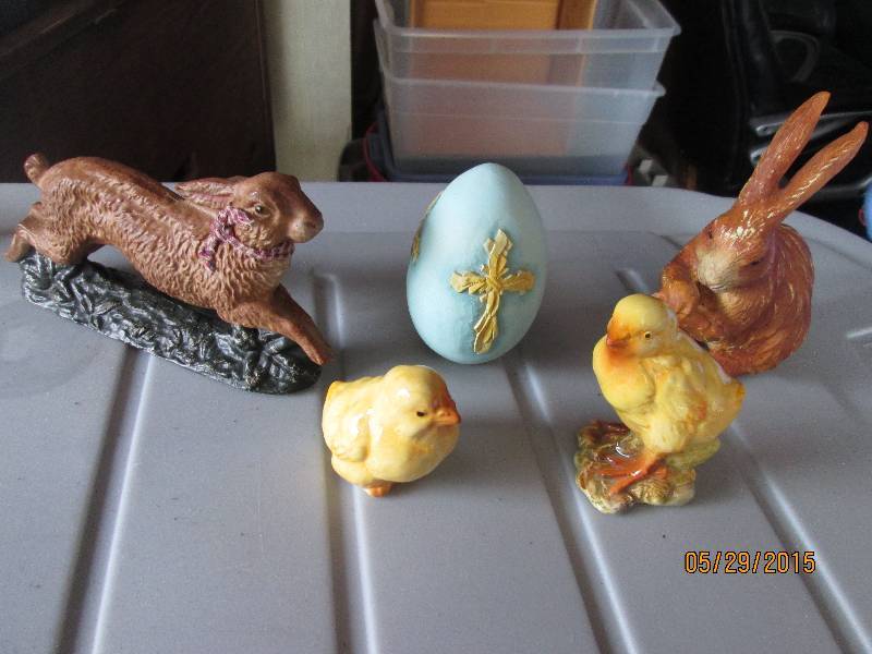 lot 64 image: Small lot of Easter table top or sh...