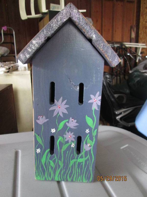 lot 65 image: Very nice wooden bird house....