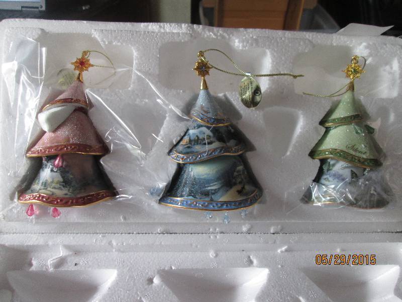 lot 67 image: Bradford Exchange collector Christm...