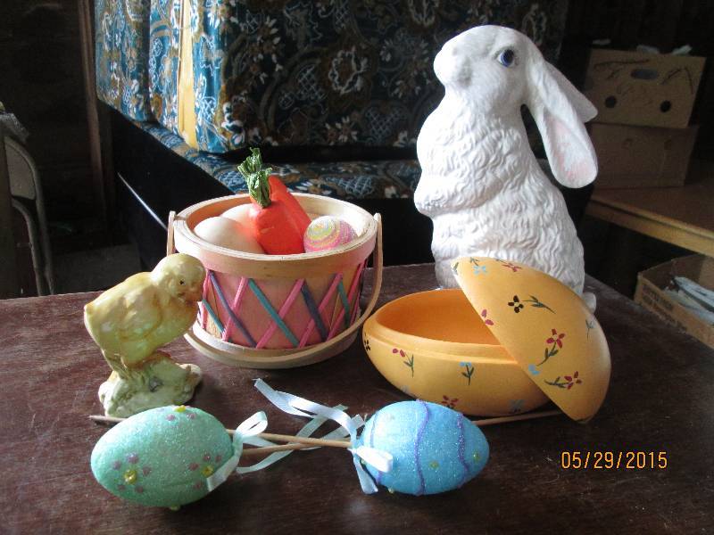 lot 82 image: Small setting of Easter decorations...