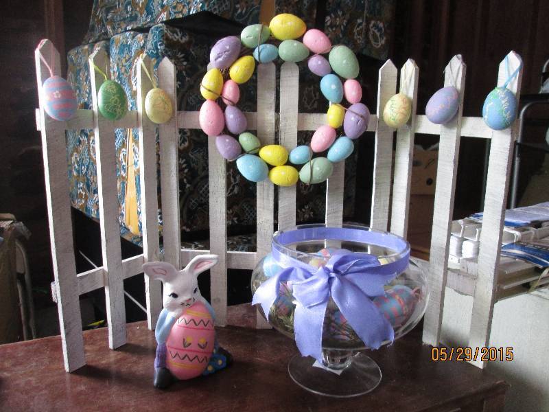 lot 83 image: Easter decorations. Fencing, bunny,...