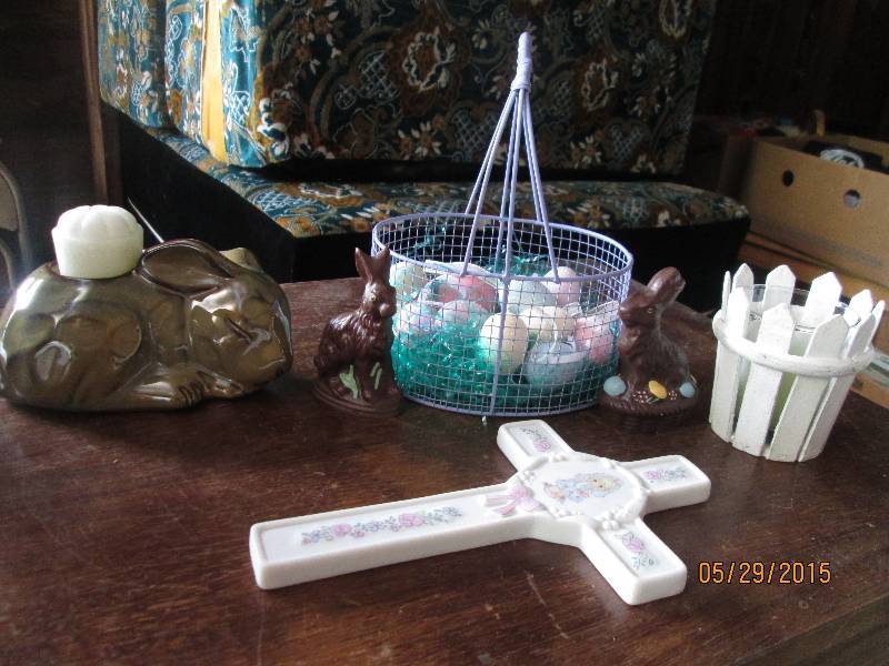 lot 85 image: Easter decorations. Bunnies, basket...
