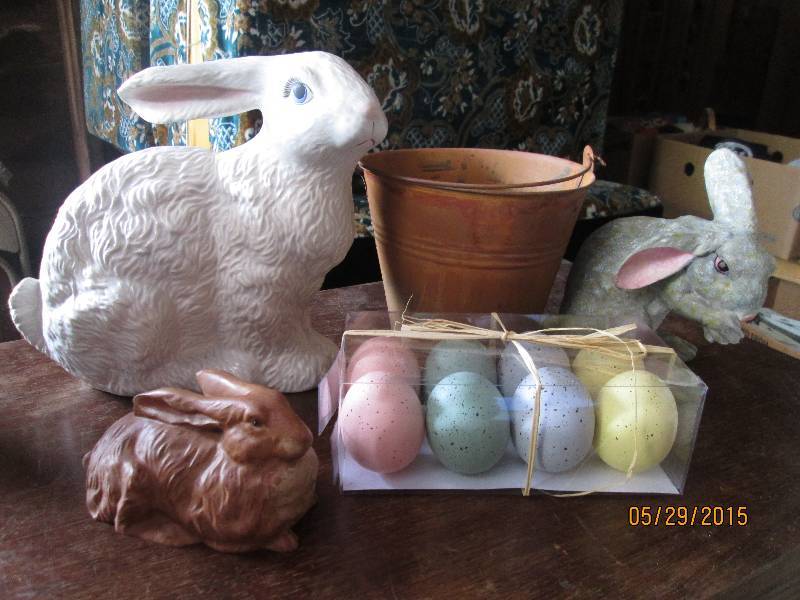 lot 86 image: Nice lot of Easter bunnies with egg...