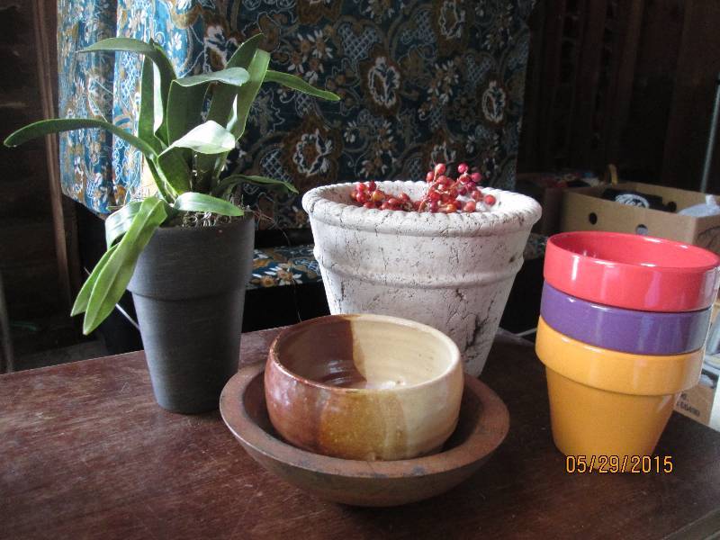 lot 88 image: Nice variety of vases and flower po...