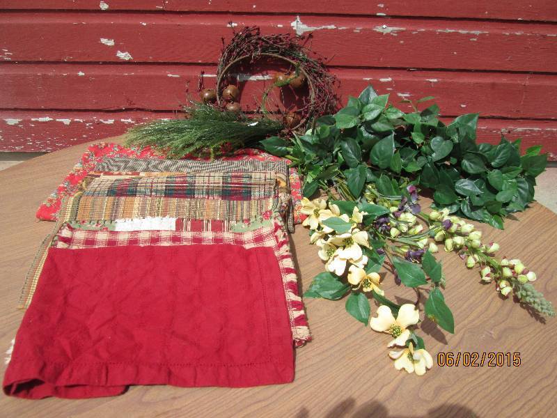 lot 96 image: Small lot of napkins, runners, mate...