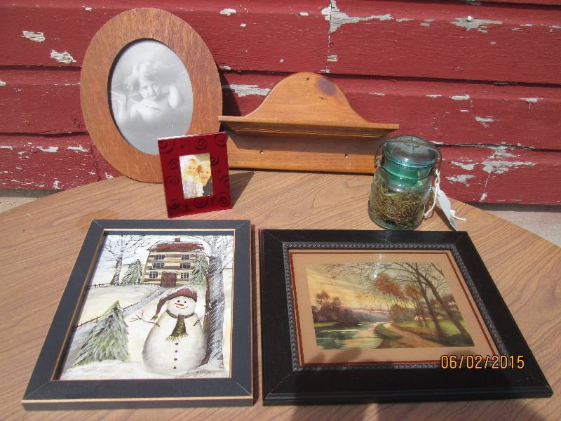 lot 98 image: Small lot of household decorating i...