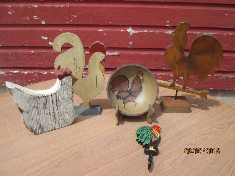 lot 105 image: Lot of wooden rooster decorations f...
