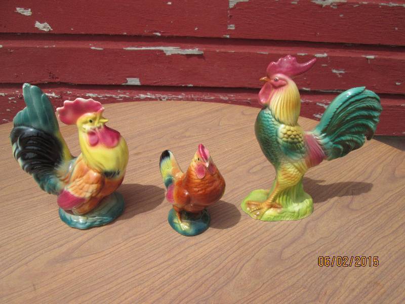 lot 106 image: Small lot of porcelain rooster and ...