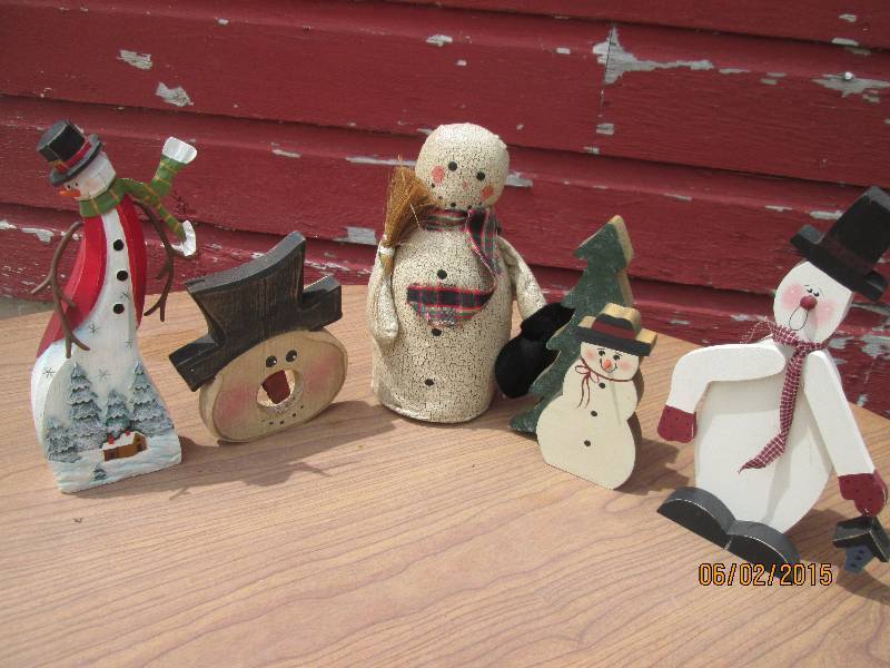 lot 110 image: Small lot of wooden snowmen...