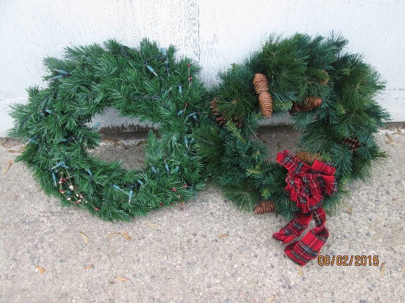 lot 115 image: Pair of wreaths...