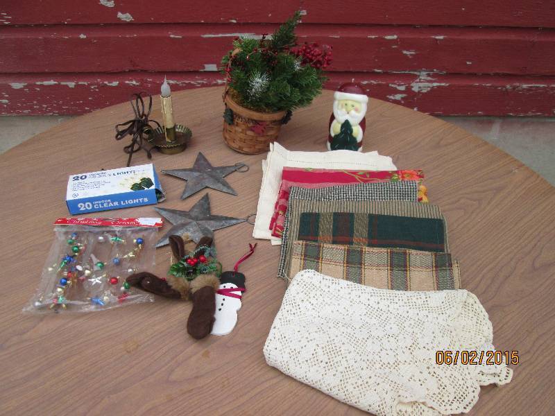 lot 120 image: Small lot of Christmas decorations....
