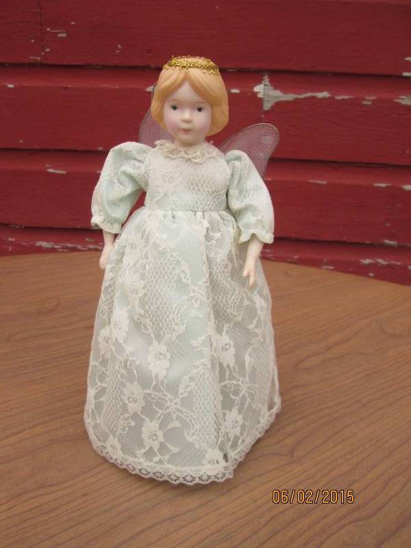 lot 125 image: Angel Christmas tree topper. Porcel...