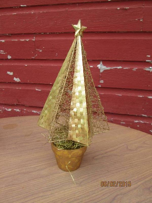 lot 127 image: Gold metal Christmas tree...