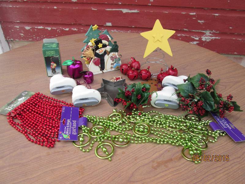 lot 132 image: Lot of miscellaneous Christmas tree...