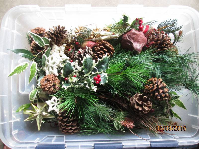 lot 133 image: Lot of evergreen, pine cones, holly...