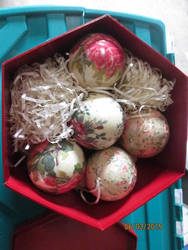 lot 134 image: Set of 12 Victorian rose Christmas ...