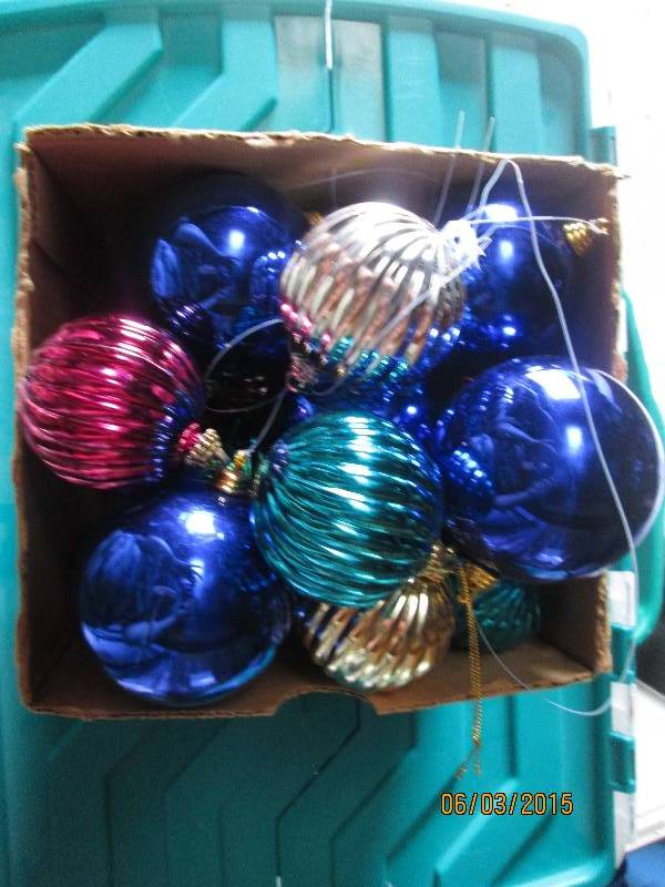 lot 135 image: Lot of various colors and size Chri...