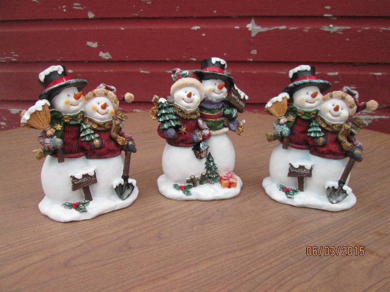 lot 138 image: Nice trio of resin snowman table to...