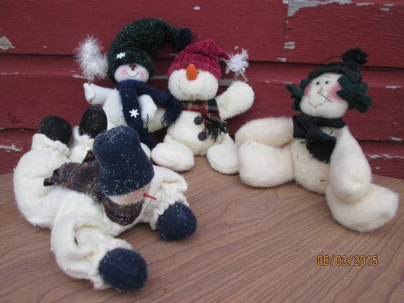 lot 140 image: Lot of small plush snowmen...