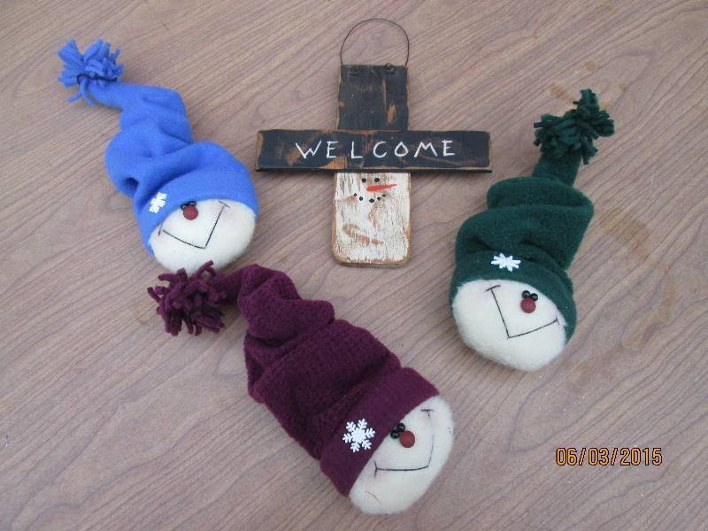 lot 142 image: Snowman welcome sign with three plu...