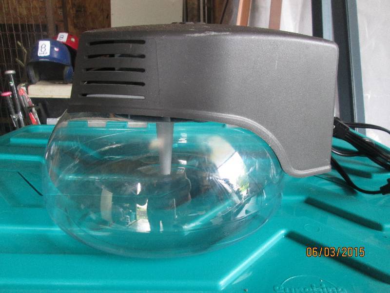 Bait tank with electric aerator. Ne...