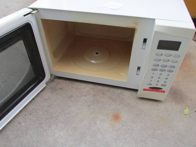 Galanz microwave oven, no plate ins...