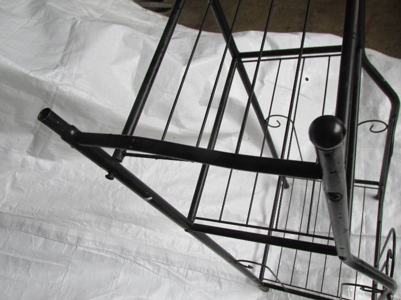 Metal stand, tallest part is 3 feet...