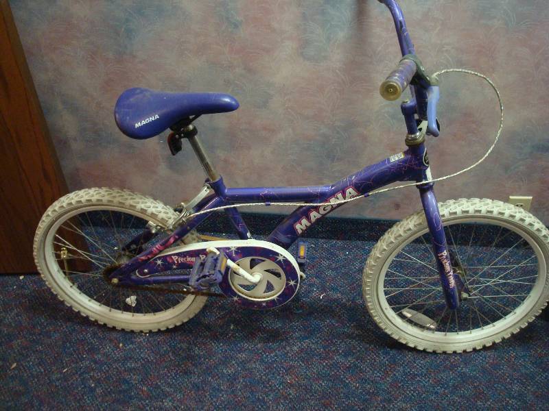 lot 3 image: Girls Bike, Used, Need Maintenance