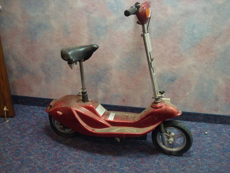 lot 4 image: Electric E Scooter, No Key Or Power Cord, Sold For Parts