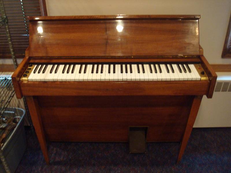 lot 8 image: Orcoa Concert Excelsior Wood  Electric Organ, Works, But Not Right, Has Some Cracks