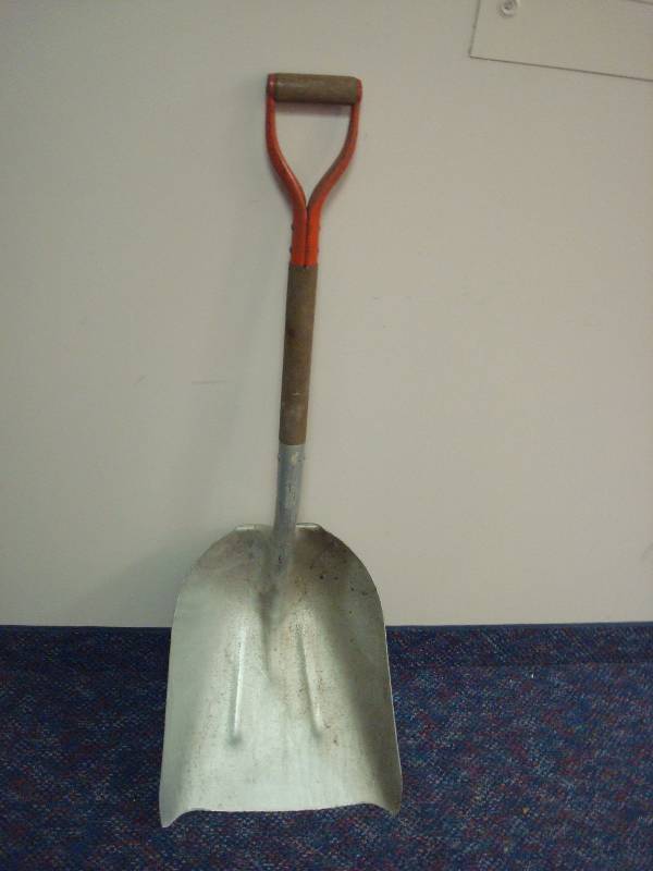 lot 14 image: Metal Shovel