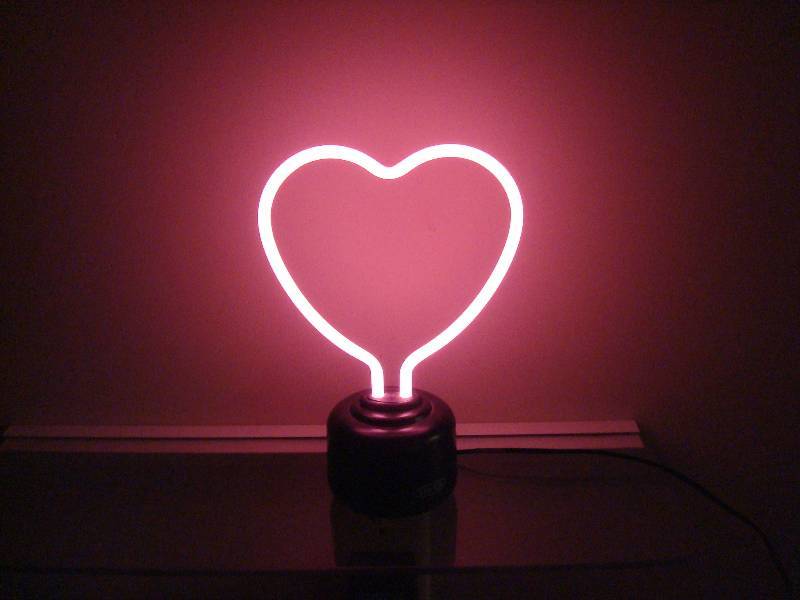 lot 100 image: Neon Heart Desk Lamp Light