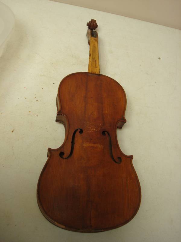 lot 102 image: Violin Vintage Antonius Stradiuarius Repo, Made In Germany, Lots Of Wear, No Strings