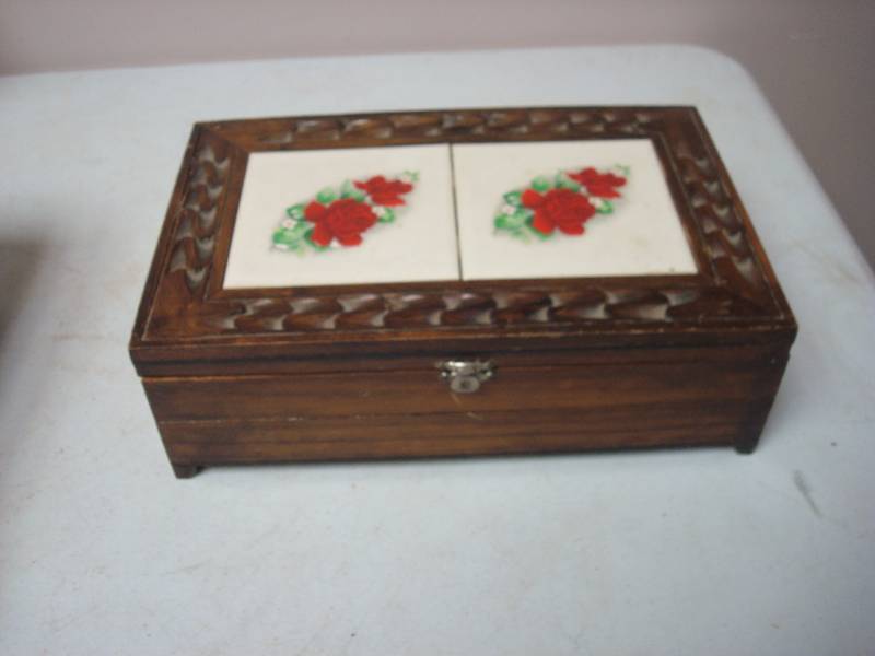 lot 108 image: Wood Flower Tile Box
