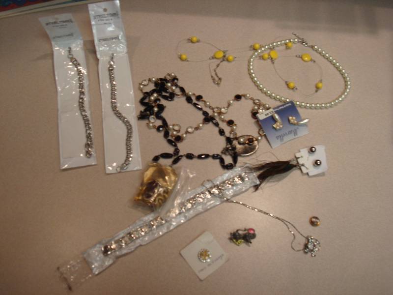 lot 131 image: Lot Of Mixed Jewelry