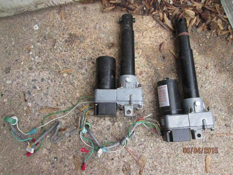 Pair of Hydraulic lifts with DC mot...