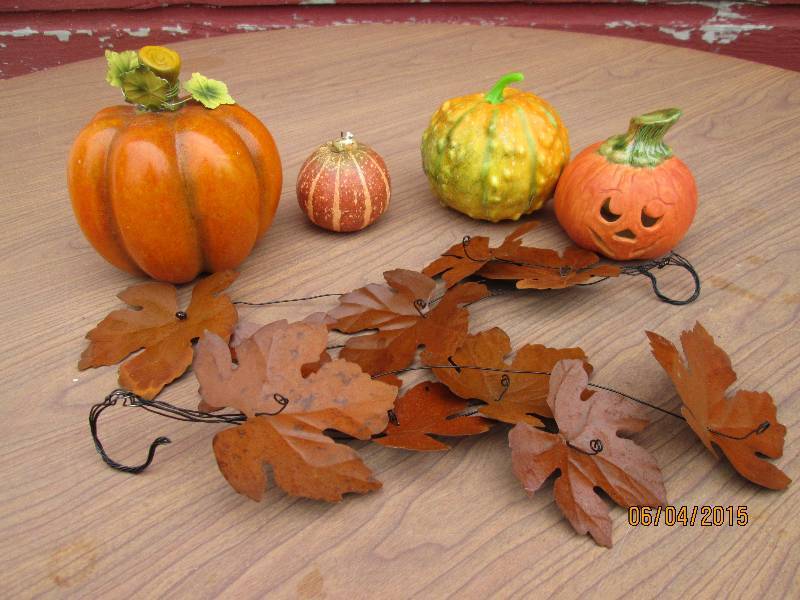 Ceramic pumpkins and gourds with fa...