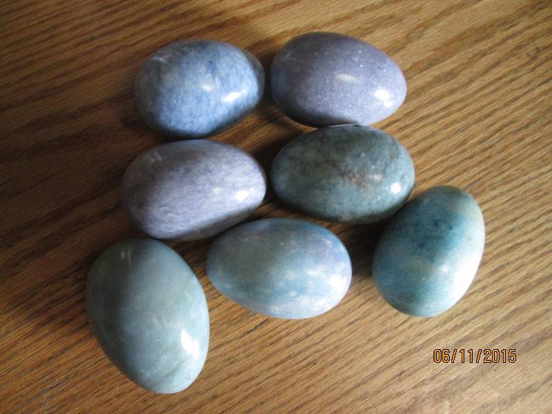 Lot of 7 stone eggs in different bl...