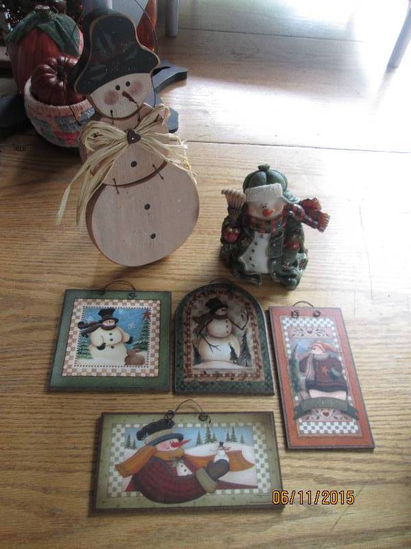 Lot of snowman wall plaques and tab...